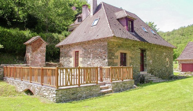 Authentic cottage with heated pool 12x6 close to a river surrounded by nature in Saint-Médard-dʼExcideuil