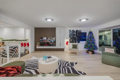 Board Games, King Bed, Cocoa Bar, & Firewood! in Calgary