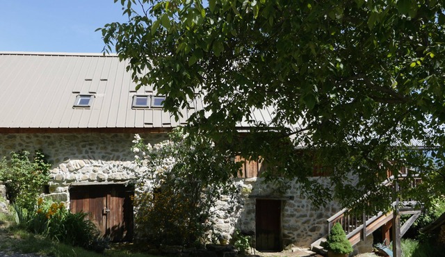 Charming, comfortable chalet, mountains, lakes and skiing. in Chorges