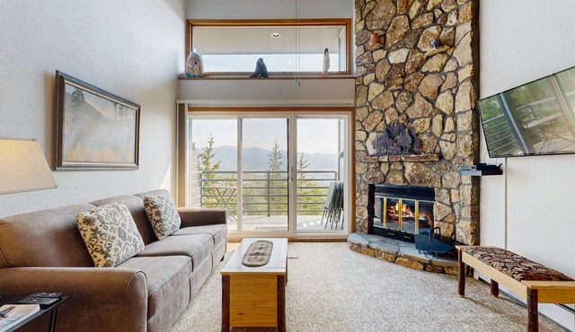 Charming Mountain View Condo with WiFi, Fireplace