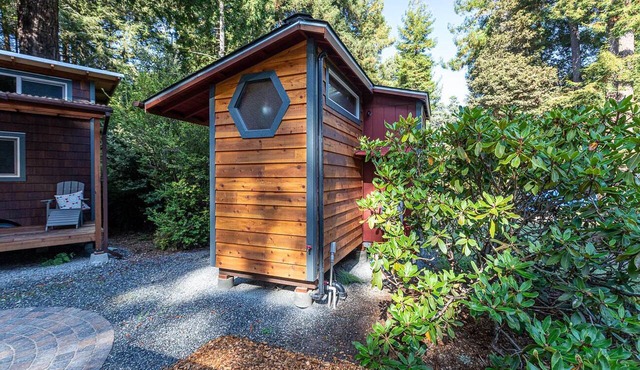 Charming Tiny House nestled in the redwoods, less than a mile from the beach. in Fort Bragg