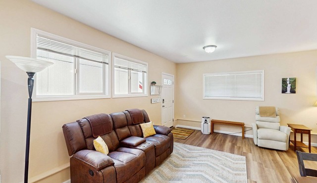 Cozy dog-friendly studio, fast WIFI, AC and in-unit washer & dryer in Eugene