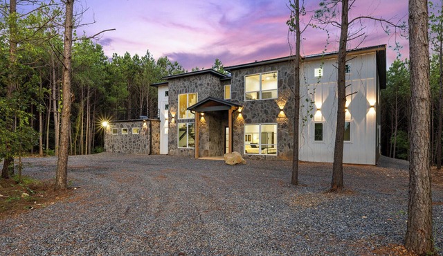 Divine Den, Massive Deck, GameRoom, Hot Tub, Fire Pit, Pet Friendly in Broken Bow