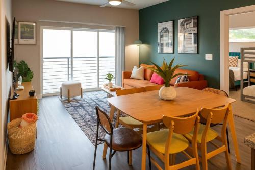 First Floor 2B2B Pool, Gym, Dog Park Near DTA