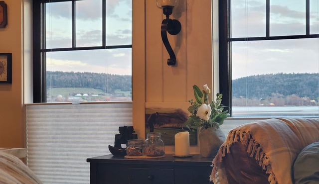 Idyllic Waters Edge Bunkie in Hatfield Point