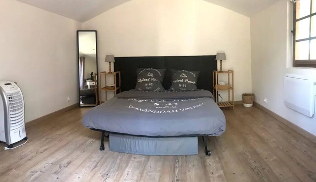 Independent, cosy room with pool access in Seillons-Source-d'Argens