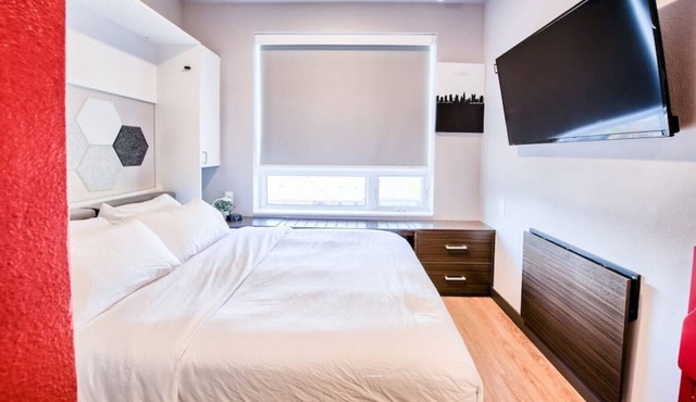 ⭐Modern Tiny Studio 🌃 Free Parking, Hot Tub, Fitness Center, TV, WiFi, & More! in Columbus