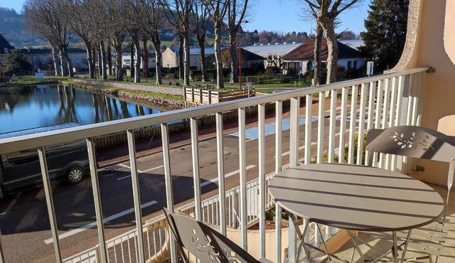 Nice studio for 2 or more people with view of small lake in Chauffailles