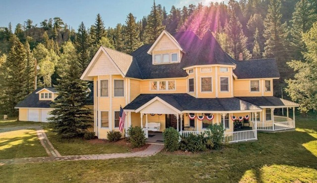 NOT Dog-friendly mansion with antique decor, WiFi, and gas fireplace - near skiing