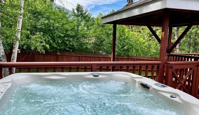 Peaceful Eagle River 3 bed 2 bath ranch with Hot Tub, views, big fenced yard in Anchorage