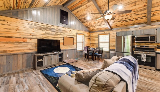 Pet-Friendly Broken Bow Cabin Near Lukfata Creek!