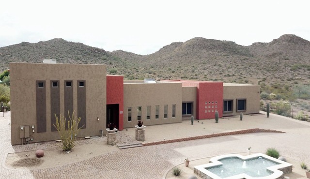 PICKLEBALL! Sleeps 22, 5800 FT, Private Oasis Estate,Pool, Fountains and Theater