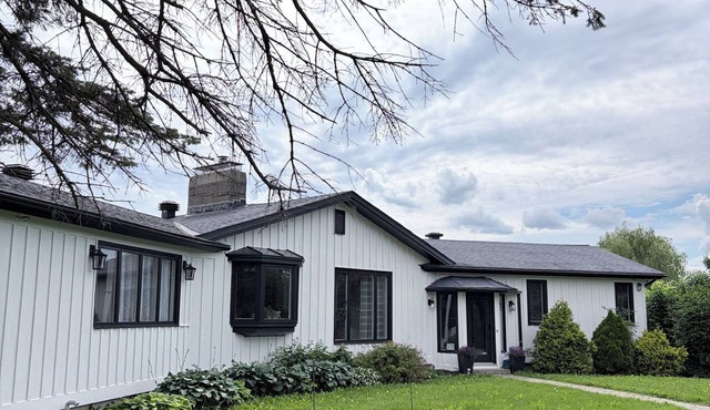 Quiet countryside getaway - indoor pool, pet-friendly. Fun for family & friends! in Vankleek Hill