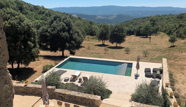 Renovated sheepfold with swimming pool in the heart of the Luberon countryside in Rustrel