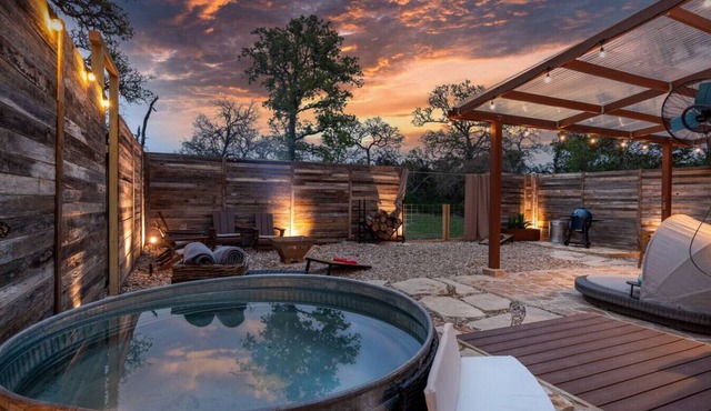 Romantic Tiny Luxury Retreat w/hot tub, sauna & outdoor shower in Wimberley/10 acres