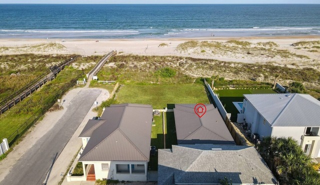 Sandpiper: Updated 2 bedroom oceanfront cottage with vintage feel. Parking and