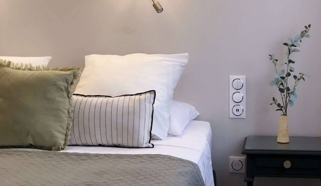 Second floor studio apartment with street view in Sète