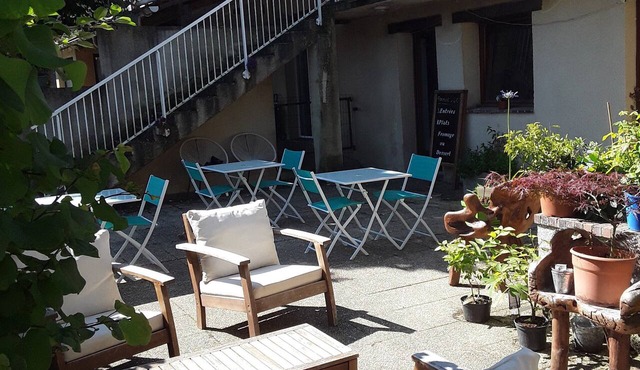 Spacious Open-Plan Gîte with Direct Access to Flowered Terrace – Cool & Authentic in Bû