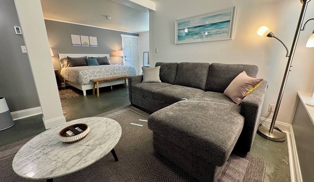 Spacious Studio Apt: King bed~Kitchen~in quiet N. Ballard~5 minutes to beach!