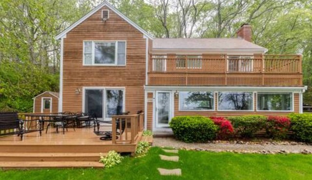 Waterfront Mashpee 5Bed/3Bath house with AC and WiFi w/Private Beach in Mashpee