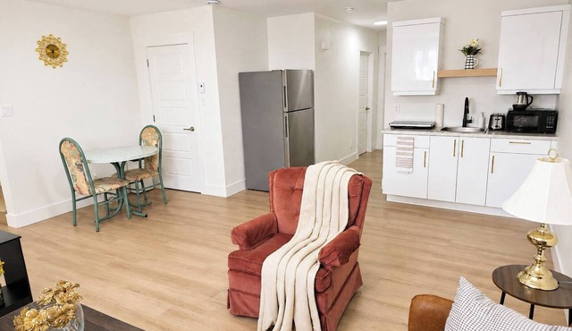 Your Peaceful Cocoon at the Gates of Downtown in Riverview