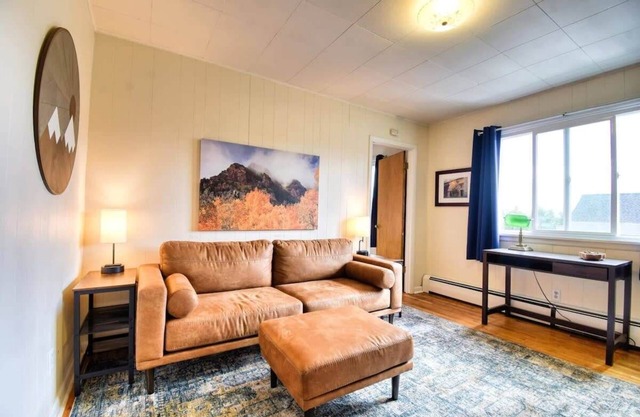 1BR Pets Ok +Great Views + 1 block from Main St