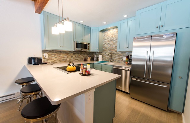 2 Br/2 Ba. Short Walk along River Trail To Festivals/Gondola! Hot Tub! Sleeps 7