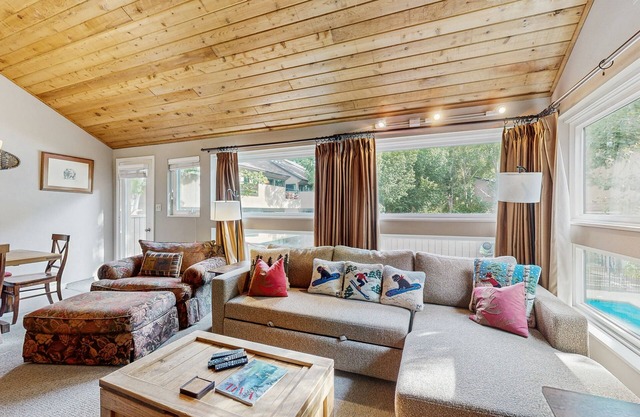 2BR East Vail Condo w/Hot Tub, Market, Free Shuttle