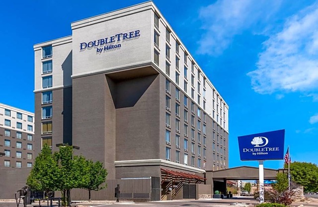3-Star Hotel ∙ DoubleTree by Hilton Denver Cherry Creek, CO