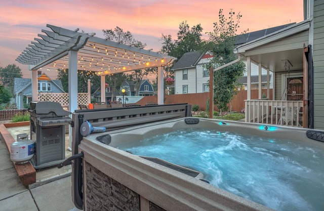 3BR DOWNTOWN✶NEW Hot Tub✶Olympic Training Center