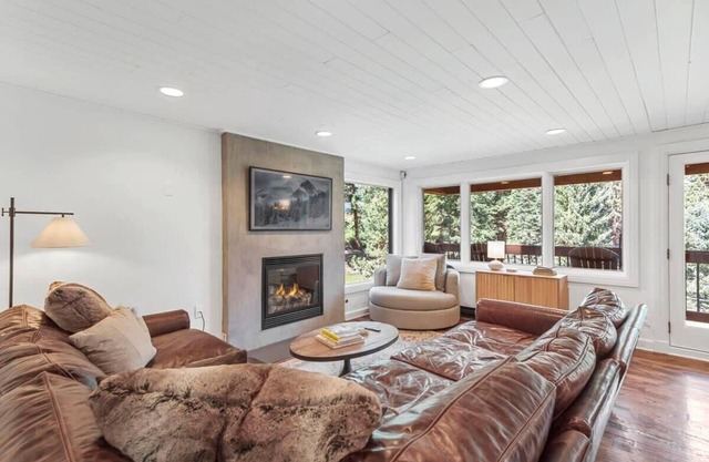 5 BDR Ski-in/Out Mountain Escape; Peak 8 w/Views!