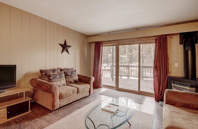 5 Minute Walk to the Lifts/Pool and Hot Tub Access/Private Patio