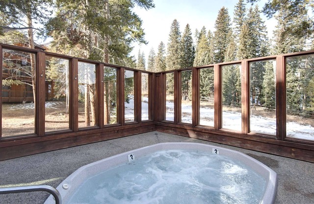 7th Nt Free! Ski-in/out! Balcony/Elevator/Garage,Complex Pool/Spa,Fireplace