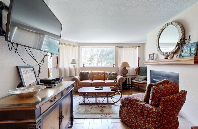 Adorable Condo in w/Shared Pool, Hot Tub, WiFi, Washer/Dryer, & Free Shuttle