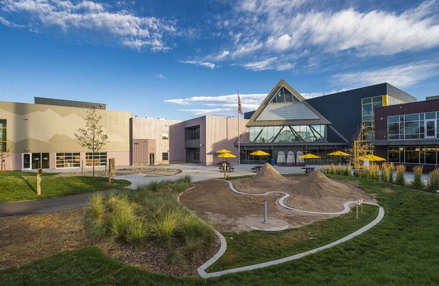 Adventure Awaits! Short Drive to Museum of Contemporary Art! Free Parking!