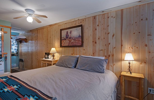 Affordable, dog-friendly lodge studio near outdoor activities w/ shared grill