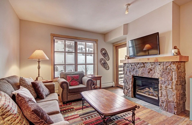 Amazing 1 Bedroom Condo Right in Center Village! 3 Outdoor Hot Tubs PP301