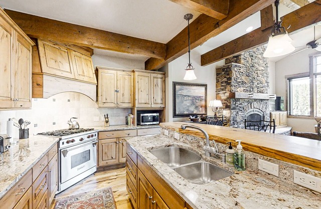 Amazing 5-Bedroom Home Featuring Private Hot Tub/Washer & Dryer/Free WiFi/Deck