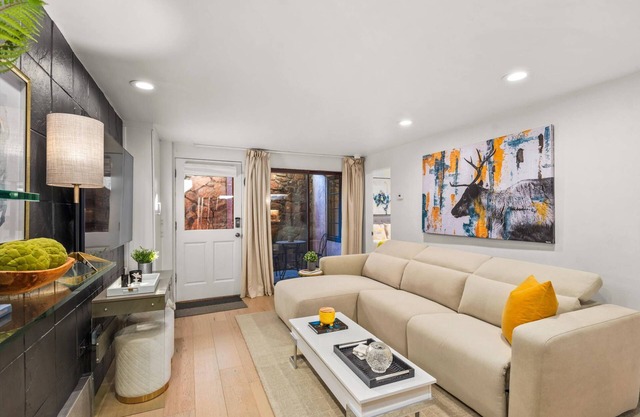 Amazing Aspen Location! 5 Minute Walk To Gondola, Dining, Shopping. Outdoor Hot Tub, Wifi, Parking