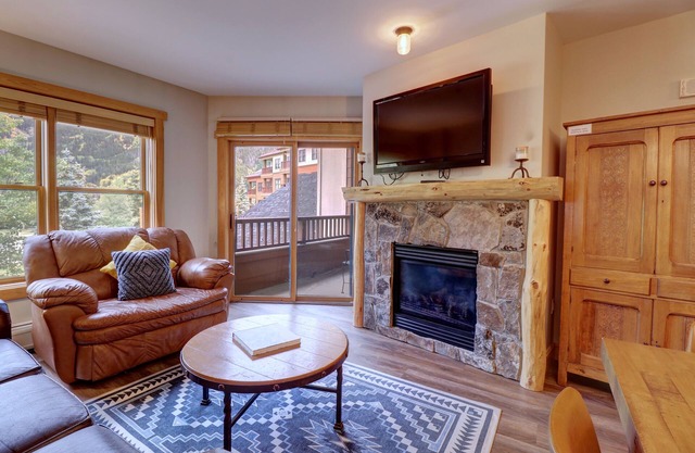 Amazing Condo With Awesome Views! Two Hot Tubs! CS221