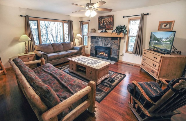 Attached cabin with King bed, Fireplace and Personal Hot Tub