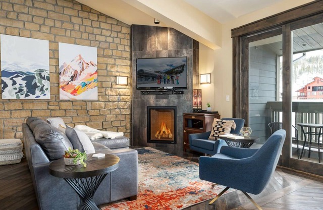 ☟ Base Village Loft 102 | WALK DOWNSTAIRS TO BASE AREA | Private Garage | SKI SKI SKI