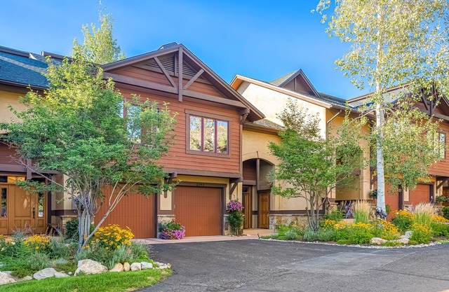 Beautiful & bright townhome w/shared pool, hot tub & winter shuttle to lifts