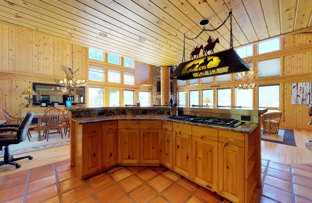 Beautiful cabin with mountain view, hot tub & luxury kitchen