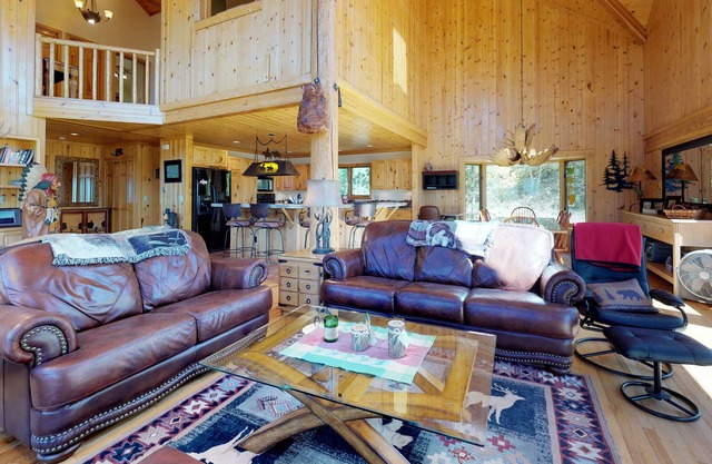 Beautiful cabin with mountain view, hot tub & luxury kitchen