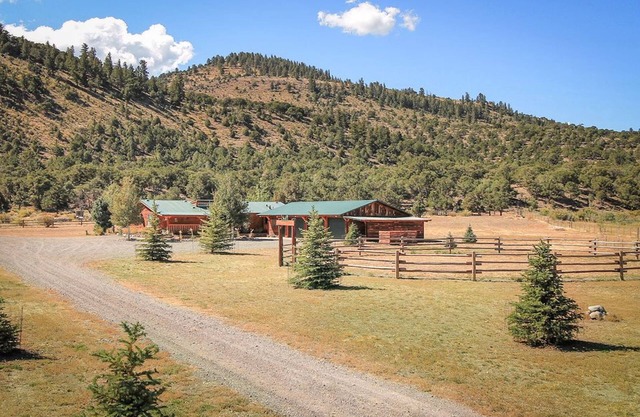 Beautiful country main house next to mountains w/new barn & corral/free WiFi