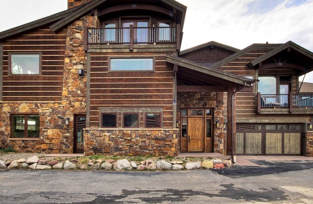 Beautiful Executive Ski In/Ski Rooftop Hot tub! Pet Friendly LR962