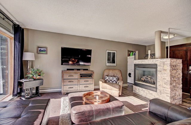 Beautiful Mountain Condo 1 Minute to Lift, Hot Tub AN210