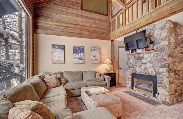 Beautiful Ski Chalet with hot tub. 1 Minute to Super Bee Lift! AN203