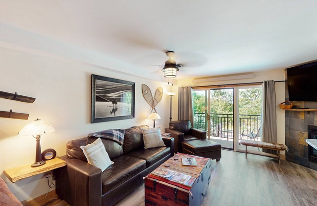 Beautiful studio close to Thunderhead Lift w/shared pool & hot tub, WiFi, deck